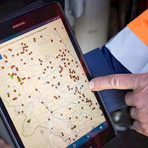 Op zijn tablet kan Boom via GeoWeb snel een nieuwe zogeheten  groenproceduremelding aanmaken. Elke stip op de digitale kaart is er een die nader bekeken moet worden.