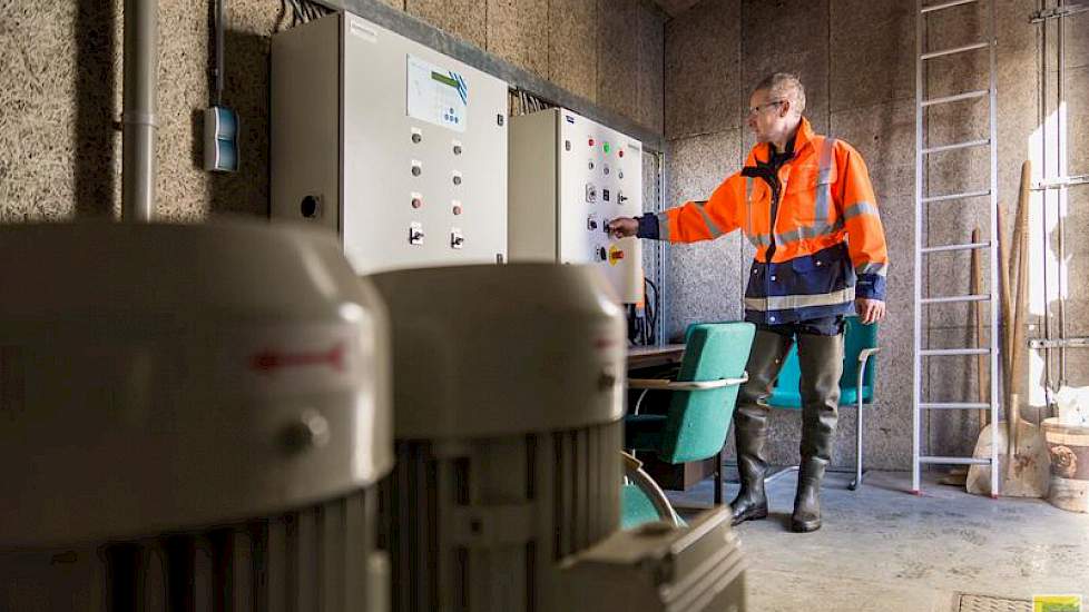 Boom controleert hier de instellingen van de krooshekreiniger. Een aantal keer per dag klaart Stille Willie  volautomatisch en vrijwel geruisloos zijn schoonmaakklus.