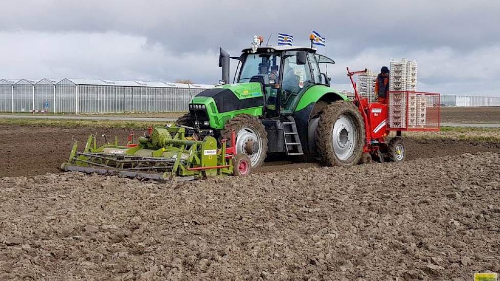 De aardappelen worden geplant met een Grimme pootmachine, voor de trekker een Baselier grondfrees.