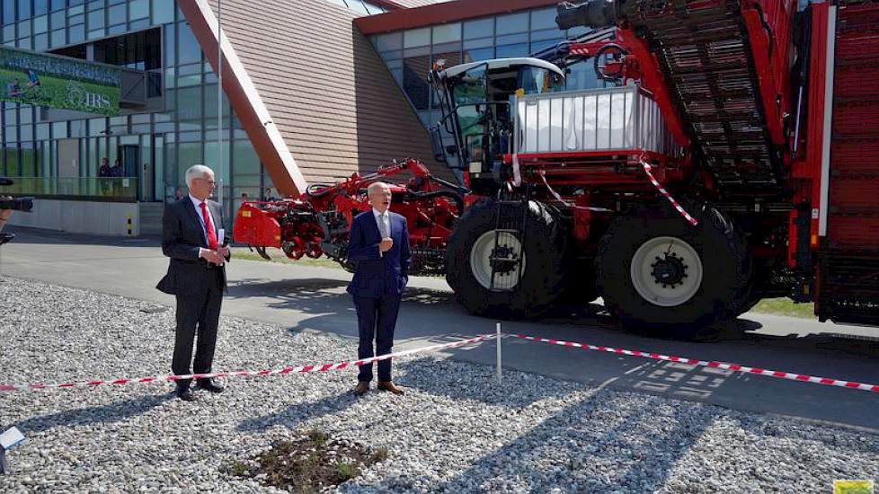 Albert Markusse (CEO Royal Cosun) en IRS-directeur Frans Tijink (links) tijdens de openingsceremonie.