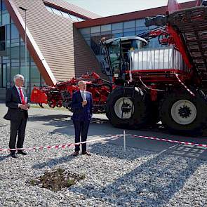 Albert Markusse (CEO Royal Cosun) en IRS-directeur Frans Tijink (links) tijdens de openingsceremonie.