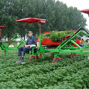 De stoelen aan de zijkanten kunnen worden ingeschoven, zodat de machine compacter en daarmee makkelijker te vervoeren is.