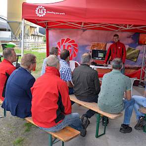 Toon Verhoeven van Limagrain legt de werking van het mobiele laboratorium uit. Veehouders konden hun maïs meenemen naar de bijeenkomst en ter plekke laten analyseren op droge stof, VEM, zetmeel en verteerbaarheid.