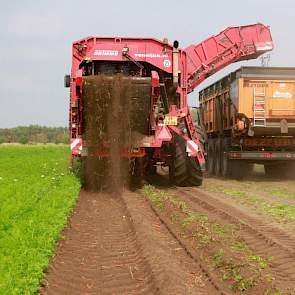 Yves Grigorieff rijdt voor de Kruisberghoeve op de overlaadwagen van Dezeure.