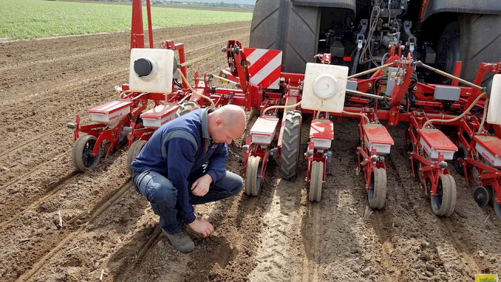 De spoorafstand van de trekker is 2 meter en de rijafstand voor bieten is 50 centimeter. Van Kempen: „Met deze rijafstand kan ik bijvoorbeeld ook sperziebonen zaaien. Voor mais is dat 75 centimeter en daarvoor zou ik dan de velg moeten aanpassen.”