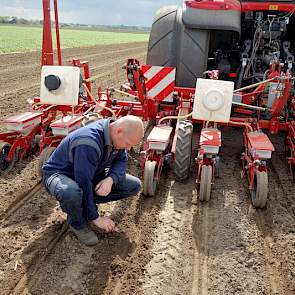 De spoorafstand van de trekker is 2 meter en de rijafstand voor bieten is 50 centimeter. Van Kempen: „Met deze rijafstand kan ik bijvoorbeeld ook sperziebonen zaaien. Voor mais is dat 75 centimeter en daarvoor zou ik dan de velg moeten aanpassen.”