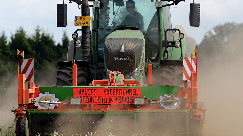 Loonbedrijf Cerfontaine heeft voor het rooien een Fendt 828 met een 3 meter brede Holaras-uienrooier ingezet. De uien in het zwad die in zwad zijn gelegd, worden vandaag opgeladen en gaan vervolgens op transport naar Wiskerkerke Onions in Kruiningen