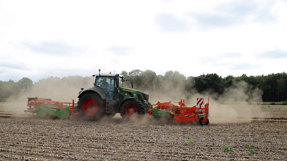 Feijen laat weten dat hij nog niet eerder zo’n seizoen als dit heeft meegemaakt. „Ik ben al meer dan 40 jaar als loonwerker actief. Dit jaar was echt extreem en dan vooral de hitte. Door de droogte hadden we dit jaar wel weinig last van ziektes, maar weer