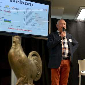 Ad Kemps trapt het symposium Hogere Pluimveegezondheid Vlees af in de kantine van de Vencocampus.