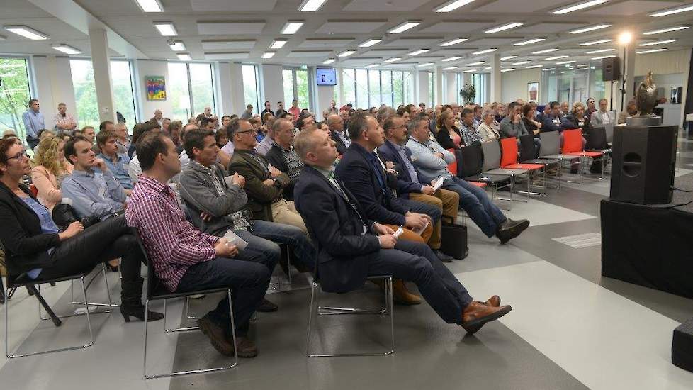 Ruim 250 deelnemers aan het symposium luisteren naar de opening van voorzitter Ad Kemps.