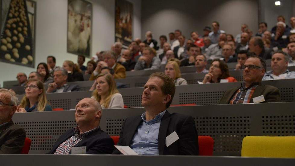 Aandachtig publiek in het Auditorium van de Vencocampus.