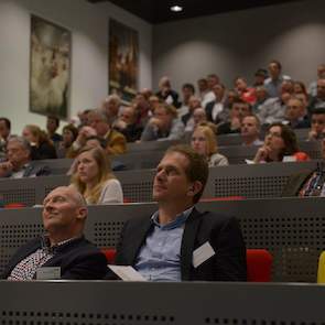 Aandachtig publiek in het Auditorium van de Vencocampus.