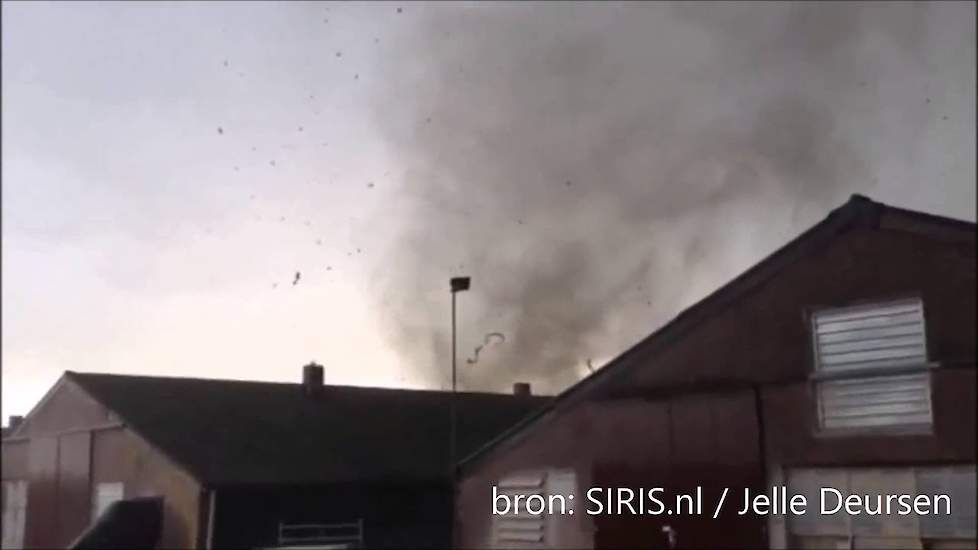 Tornado blaast kippenschuur weg in Heusden