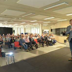 Voorzitter Antoine van Loon trapt het officiële programma af.