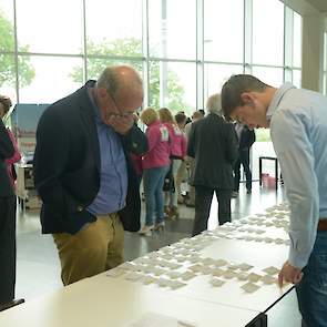 Studenten van de HAS ontvangen de deelnemers op de Venco Campus en overhandigen de naambordjes.