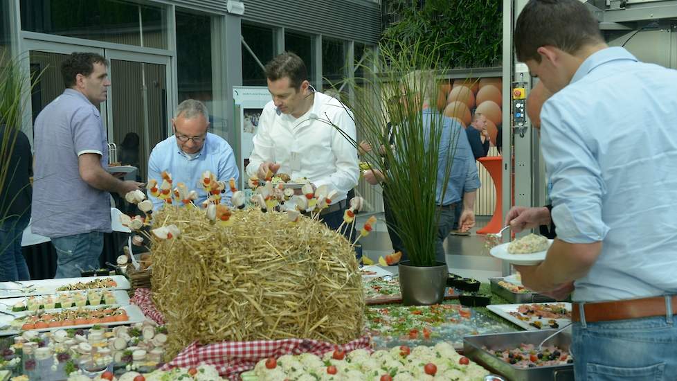 Tussen het middag- en avondprogramma stond er een uitgebreid buffet beschikbaar voor alle deelnemers. Voor de pluimveehouders die hier gratis van konden genieten werd dit mogelijk gemaakt door de sponsoren van het symposium.