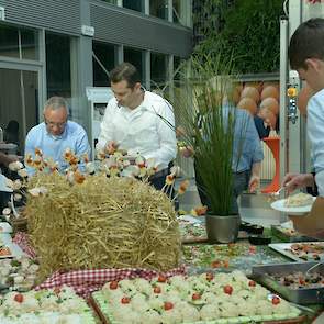 Tussen het middag- en avondprogramma stond er een uitgebreid buffet beschikbaar voor alle deelnemers. Voor de pluimveehouders die hier gratis van konden genieten werd dit mogelijk gemaakt door de sponsoren van het symposium.