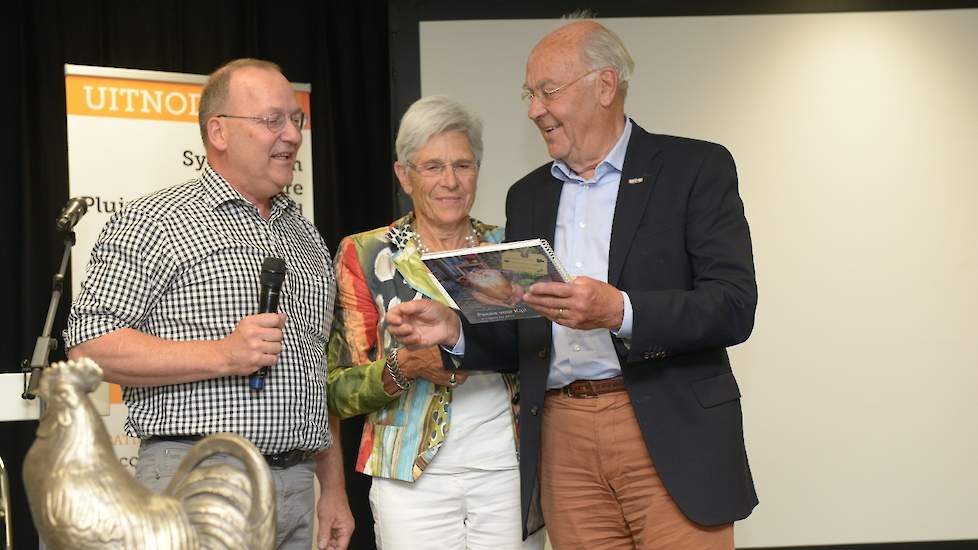 Marcel Kuijpers van Kuijpers Kip overhandigde het eerste exemplaar van het  kookboek ‘Passie voor Kip’ en een cheque ter waarde van 8.250 euro aan Carlo en Trees van de Bilt van Stichting Medisch Werk Mumbai.