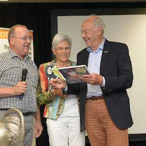 Marcel Kuijpers van Kuijpers Kip overhandigde het eerste exemplaar van het  kookboek ‘Passie voor Kip’ en een cheque ter waarde van 8.250 euro aan Carlo en Trees van de Bilt van Stichting Medisch Werk Mumbai.