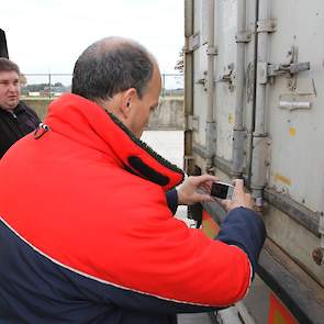 De vrachtwagen is gereed voor export. Na verzegeling van de vracht door de chauffeur maakt een medewerker van Egga Food een foto die direct naar de klant verstuurd wordt. ‘Door ervaren wijs geworden; om eventuele claims te voorkomen,’ zegt Henk Stiphout.