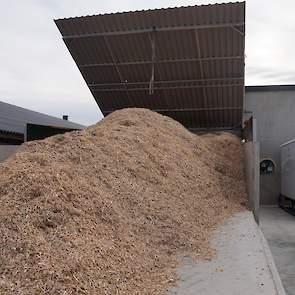 Tussen de oude en nieuwe stal is een bunker voor gesnipperd hout met een capaciteit van 40 m3. Na het storten komt de kap omlaag zodat de snippers droog blijven.