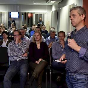 De bezoekers luisterden aandachtig naar gastspreker en vleeskuikenhouder Johan Moonen uit Ospel tijdens de eerste thema-avond van Pluimveeweb. Nadat Agrio, de uitgever van onder meer Pluimveeweb, voorgaande jaren al meerdere succesvolle thema-avonden voor