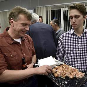 Na de stellingencarrousel was het tijd om te netwerken onder genot van een kiphapje en een drankje.