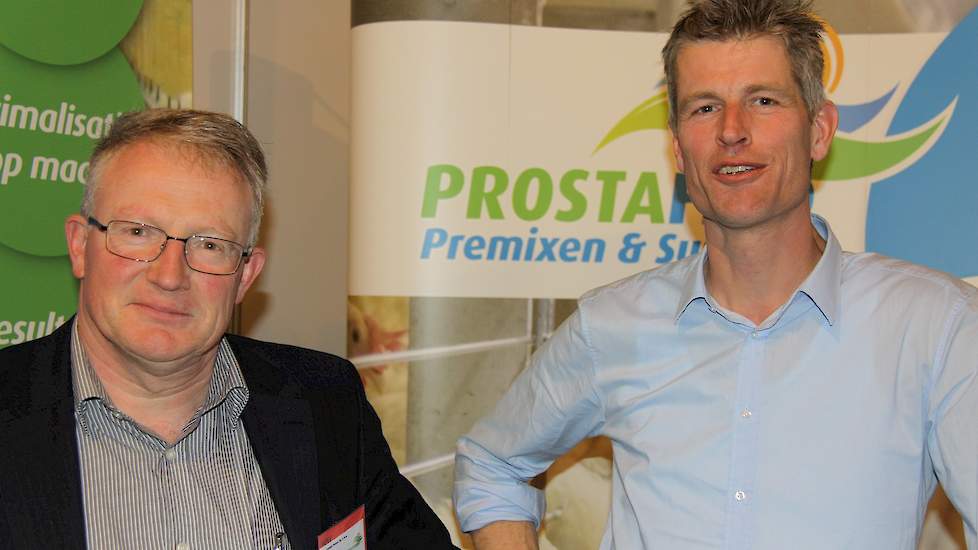 Marcel Luttinkhuis (links) en Cees van der Wel, eigenaren van premixen leverancier Prostafeed stonden voor het eerst op de LIV. „We leveren premixen en begeleiden pluimveehouders die zelf compleet eigen voer maken”, zegt Van der Wel. „Pluimveehouders die