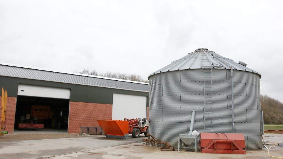 Verhoef kocht het bedrijf in 2006 van een voormalig akkerbouwer en vleeskuikenhouder, die zelf tarwe voor zijn vleeskuikens teelde en daarom een opslagsilo voor 200 ton bouwde. Verhoef maakt nog steeds van deze silo gebruik. „Wellicht gaan we de silo in d