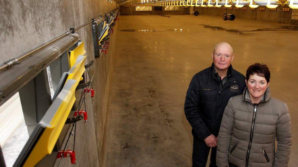 Toine (55) en Carla (55) Verhoef kozen voor een nieuw type luchtinlaatventielen in hun nieuwe stallen van 20 bij 80 meter (binnenwerk). De inlaatventielen gaan stap voor stap open, zodat Verhoef geen ventielen meer handmatig dicht moet zetten in de winter