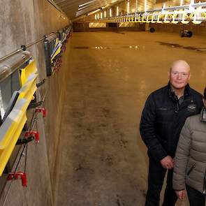 Toine (55) en Carla (55) Verhoef kozen voor een nieuw type luchtinlaatventielen in hun nieuwe stallen van 20 bij 80 meter (binnenwerk). De inlaatventielen gaan stap voor stap open, zodat Verhoef geen ventielen meer handmatig dicht moet zetten in de winter