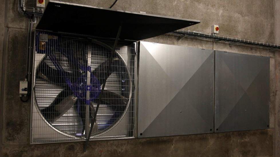 Met behulp van stangen kan Verhoef de kleppen van de zes grote ventilatoren open houden. Hij kan de ventilatoren zowel in het voerlokaal als achter in de stal aan en uit zetten.