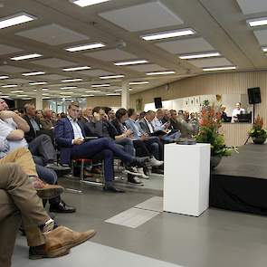 Voorzitter Antoine van Loon van Coppens Diervoeding trapt het officiële programma af.