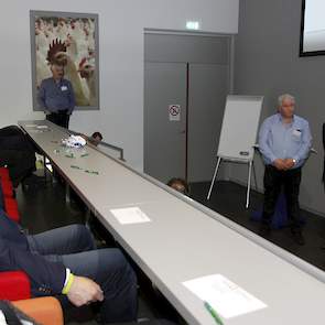 Juryvoorzitter Ruud Zanders ondervraagt de bedenkers van de strooiselgenerator.