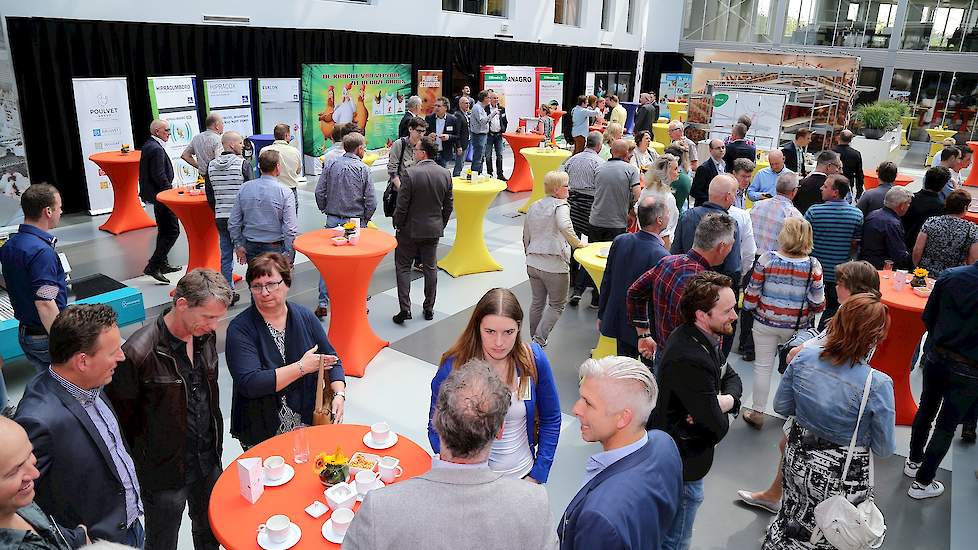 De bezoekers kletsen gezellig bij voordat de presentaties beginnen.