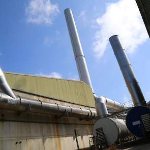 Om te voldoen aan milieuwetgeving zijn onder andere een zuur- en ammoniakwasser geïnstalleerd. Tijdens het hele proces wordt de lucht uit de hele fabriek afgezogen en gereinigd.