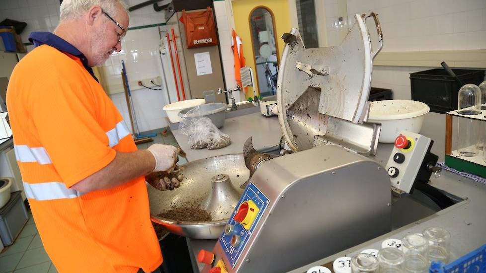 Van elke levering mest wordt een monster genomen en geanalyseerd in het laboratorium op deze locatie.