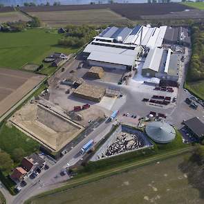 Walko produceert wekelijks ruim 8.500 ton met champignonmycelium doorgroeide compost op drie locaties in Europa: Blitterswijck (NL), Maasmechelen (B) en Wallhausen (D). Dit is de compostlocatie in Blitterswijck, Limburg. Links de aanvoer van stro, paarden