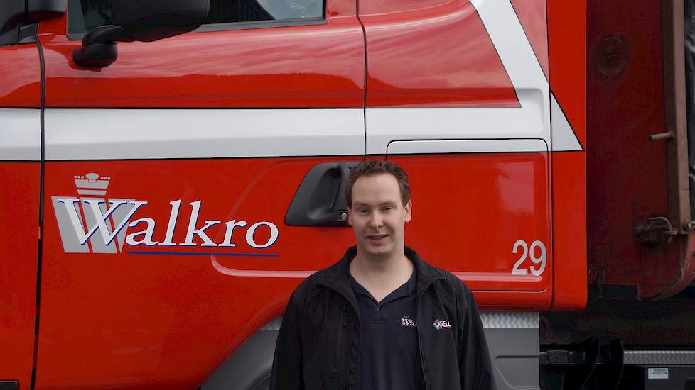 Tom van Bakel is de planner vleeskuikenmest. Hij belt meerdere keren met de vleeskuikenhouders voor de uiteindelijke planning. Tom: „Voor ons geldt: hoe korter een vrachtwagen op het bedrijf is, hoe efficiënter.” Hij heeft voorheen 7 jaar op de vrachtwage