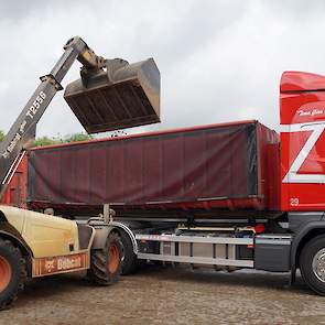 Een aantal pluimveehouders kiezen voor snelheid. Ze laden de kuikens, schuiven de mest op een hoop en de volgende morgen komt de mestwagen en die is binnen 15 minuten geladen en weer weg. Een ander kiest voor kuikens laden en wil dan de mest direct in de