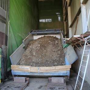 De containerwagen lost hier de pluimveemest. Vleeskuikenmest wordt toegevoegd als stikstofbron, het belangrijkste ingrediënt voor de voeding van de champignon. De bacteriën in de mest zorgen voor de fermentatie in het proces. Goede pluimveemest bevat mini