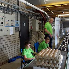 Door de centrale voorruimte loopt de eierband, voor deze open dagen volgelegd met de broedeieren van de tweede locatie. De bezoekers waren verrast door de hoeveelheid techniek en de mogelijkheden om via internet alles te monitoren. In de presentatie licht