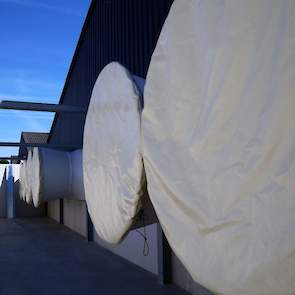 Over de ventilatoren in de eindgevel spande van Zutven zeildoek met elastiek om warmteverlies te voorkomen.