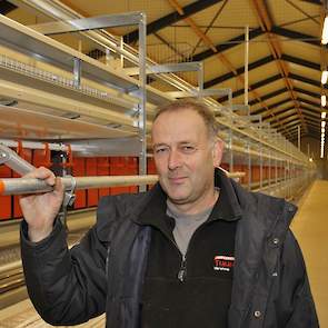 Bart van den Boom (51) houdt op twee locatie in het Limburgse Kelpen-Oler leghennen. Op zijn thuislocatie houdt hij 82.000 leghennen, waarvan 58.000 scharrel- en 24.000 vrije uitloop hennen. Op deze locatie sloopte hij de oude stal voor 6.400 vrije uitloo