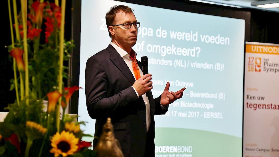 Wouter Wytynck, secretaris van de sectorvakgroep pluimvee van de Vlaamse belangenbehartiger Boerenbond kondigt de sprekers aan.