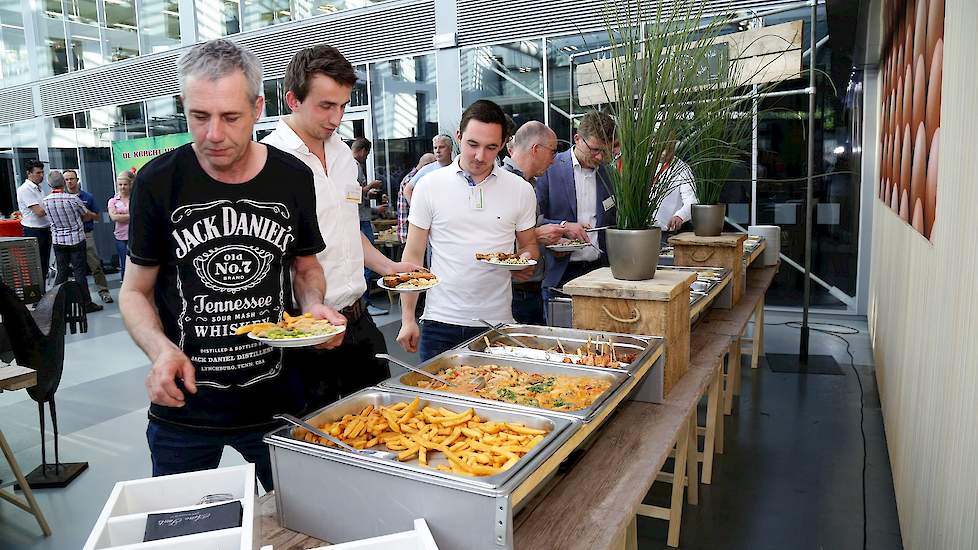 Na de omdenkclinic was het tijd voor het buffet waar kip één van de hoofdgerechten was.