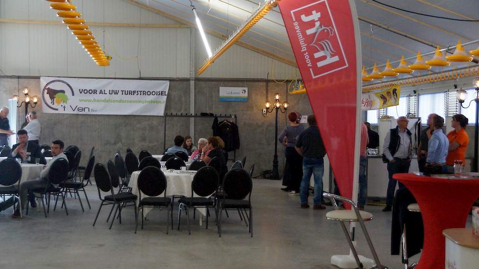 Buts hield al een ronde scharrelvleeskuikens in de nieuwe stal. Na de open dag volgde een feestavond. Afgelopen zaterdag ontsmette Buts de stal en maandag 19 juni leverde broederij Munsterhuis de nieuwe kuikens.