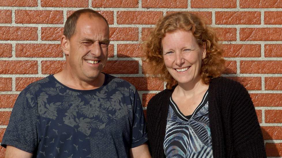 Peter (53) en Linda (45) Buts braken een oude vleesvarkensstal af en bouwden op die plek een vleeskuikenstal. „De vleesvarkensstal moest gemoderniseerd worden. We hebben toen besloten om ons bedrijf volledig om te bouwen naar vleeskuikens", vertelt Peter