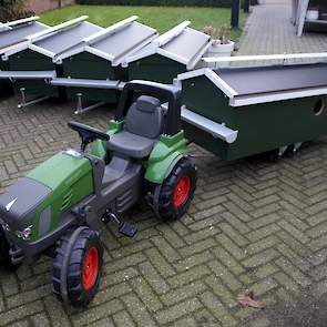 De mini Kipcaravan kan achter een traptractor. De mini Kipcaravan is gemaakt van afvalbouwmaterialen van de grote Kipcaravans. De caravan voor 5 kippen is schaal 1:10 model van de grote kipcaravan.