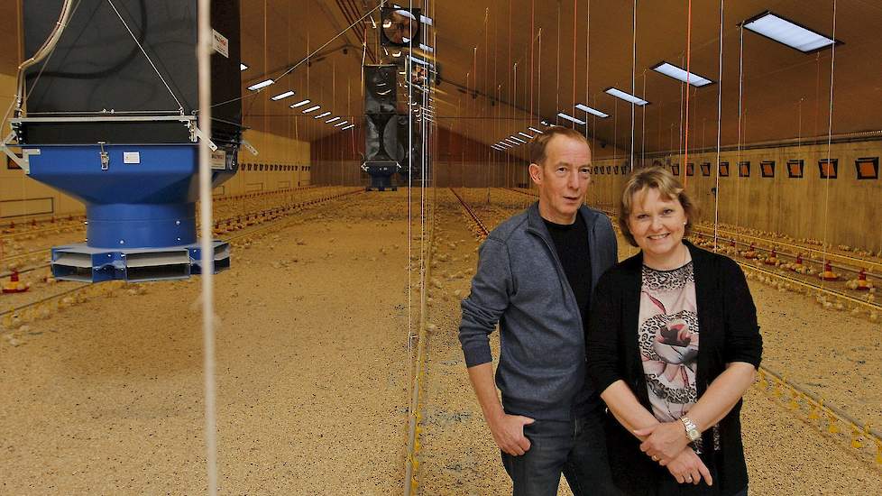 Willy en Ardi van Erp in hun nieuwe stal voor 21.000 Volwaard vleeskuikens.